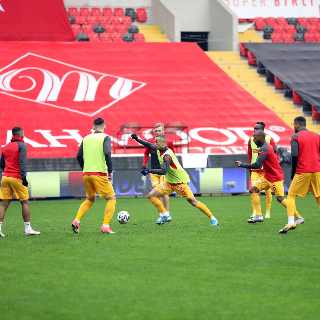 KAYSERİSPOR’DA 5 FUTBOLCU İLE YOLLAR AYRILIYOR