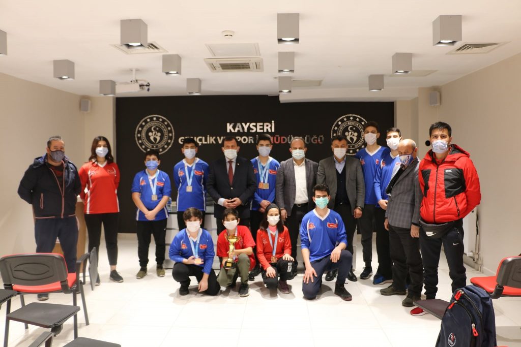 Başarılı  sporcular ödüllendirildi