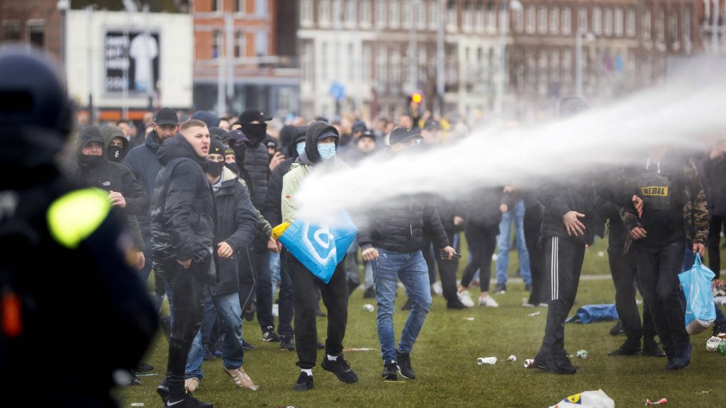 Hollanda’da Covid-19 gösterileri büyüyor