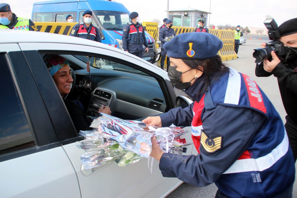 POLİS VE JANDARMA’DAN KADINLARA KARANFİL