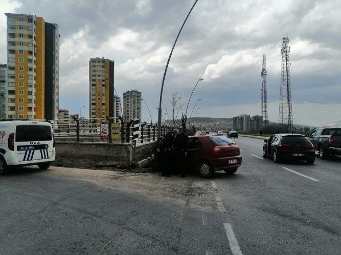 Otomobiller çarpıştı: 3 yaralı