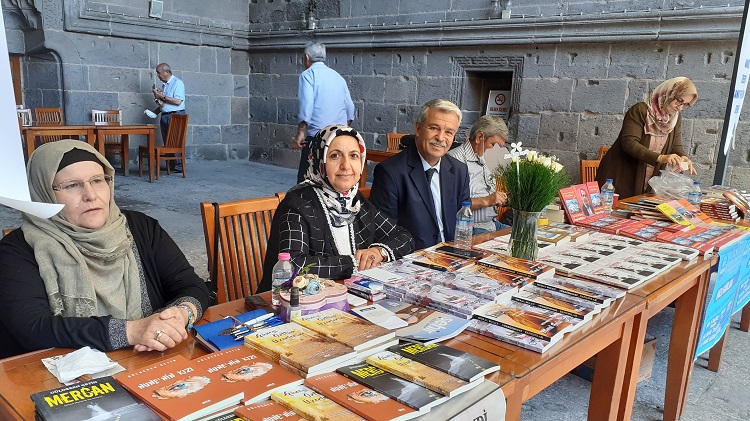 YAZARLAR İMZA GÜNÜNDE OKURLARI İLE BULUŞUYOR
