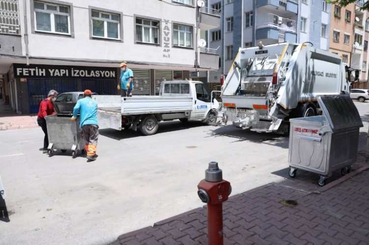 MELİKGAZİ’DE ÇÖP KONTEYNERLERİ VE SEPETLERİ YENİLENİYOR