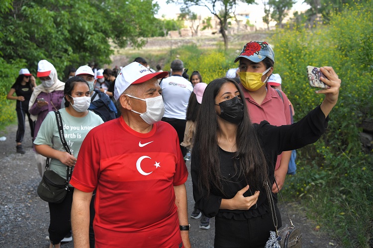 BÜYÜKKILIÇ, GENÇLERLE YÜRÜDÜ