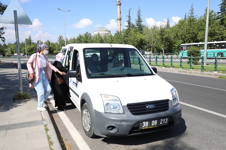 SINAVA GEÇ KALAN ÖĞRENCİLERİN YARDIMINA MELİKGAZİ KOŞTU