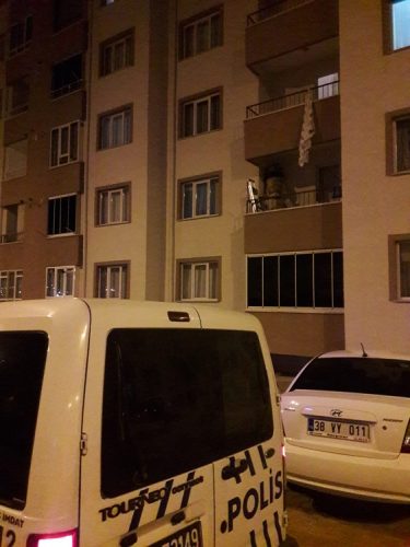Balkon demirine bağladığı çarşafla alt kata inmeye çalışan kadın, 3’üncü kattan düştü