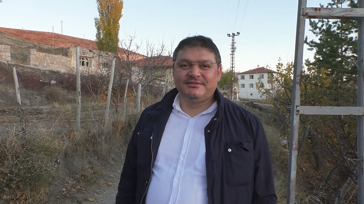 Cep Telefonu Çekmiyor; Konuşmak İçin Çatılara Çıkıyorlar