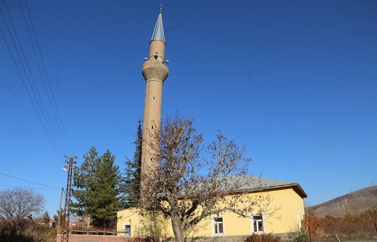 Yahyalı’da Tehlike Arz Eden Minare Yıkıldı