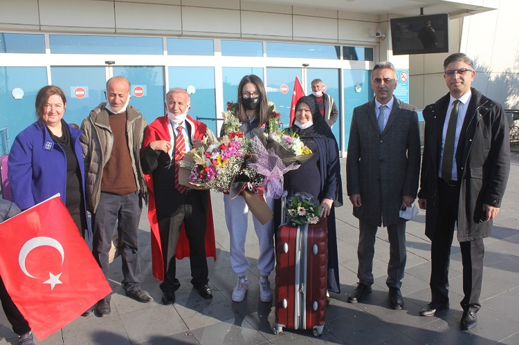Masa Tenisi Şampiyonu Özge, Çiçeklerle Karşılandı
