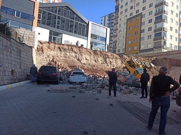 İstinat Duvarı Yıkıldı: Araçlar Zarar Gördü