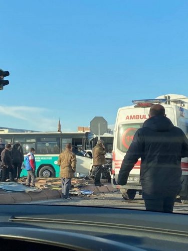 Halk Otobüsü ve Otomobil Çarpıştı