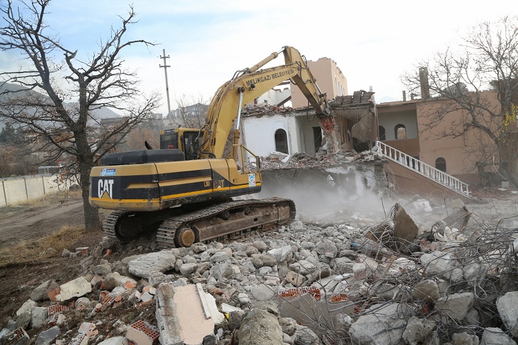 Melikgazi’de Tehlike Arz Eden ve Metruk Yapılar Yıkılıyor