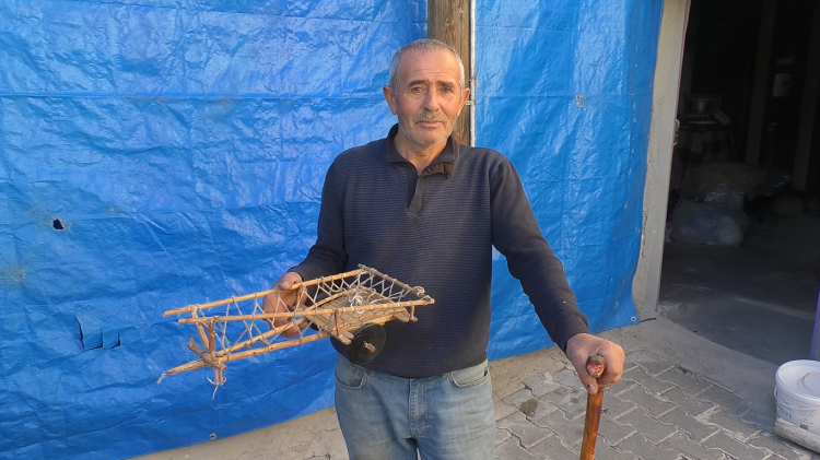 Emekli Günlerini Ahşaba Şekil Vererek Geçiriyor