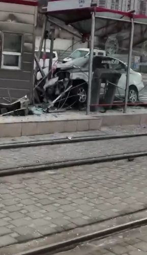 Kontrolden Çıkan Araç Tramvay Durağına Çarptı
