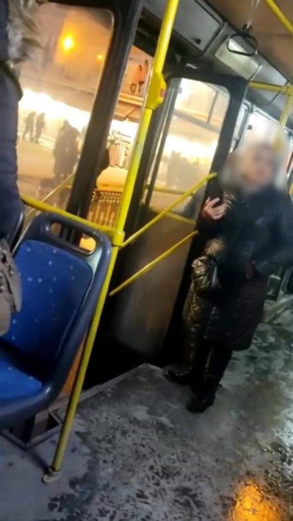Otobüste maske takmayan kadın ortalığı birbirine kattı