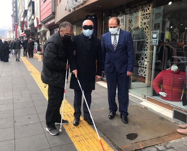 Başkan Çolakbayrakdar, gözlerine bantaj takarak sarı şeritte yürüdü