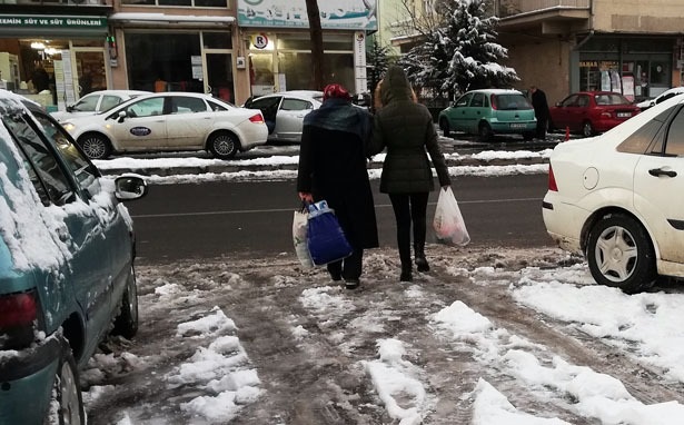 Karlı ve buzlu zeminde dikkat.! nasıl yürünmeli?