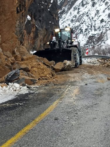 Kapuzbaşı yolunda heyelan