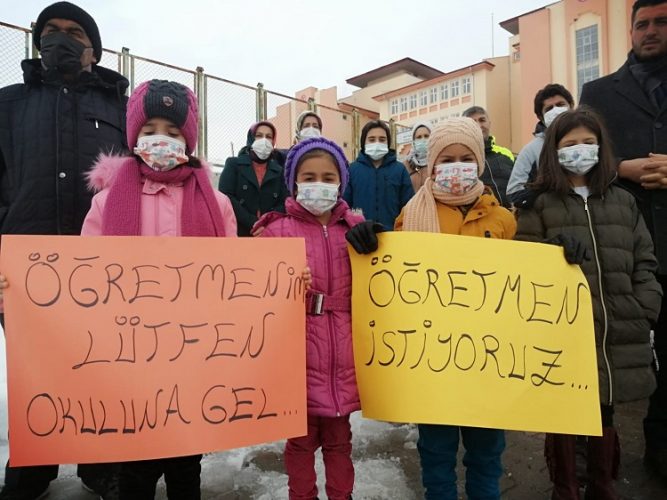 Öğrenciler ve velilerden ‘kadrolu öğretmen istiyoruz’ eylemi