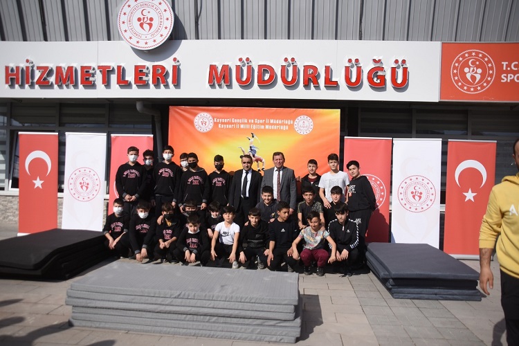 “Minder bizden pehlivan sizden” projesi kapsamında minderler okullara dağıtıldı