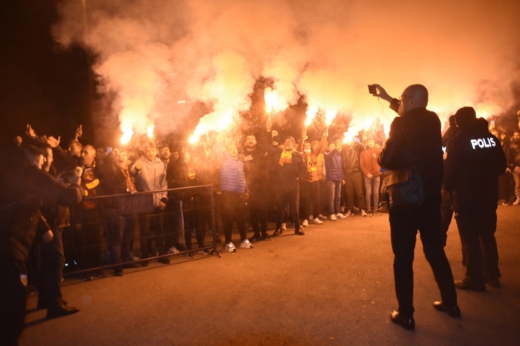 KAYSERİSPOR’A GECE YARISI KARŞILAMA