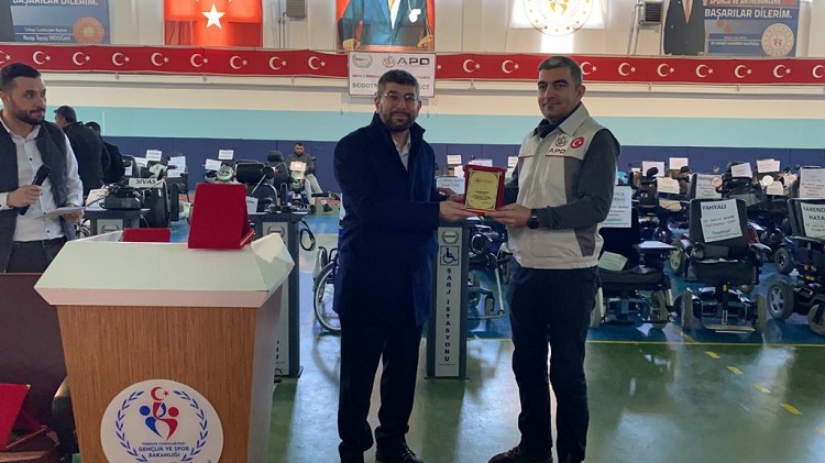 Gurbetçi öğrencilerden 80 akülü yardım parası