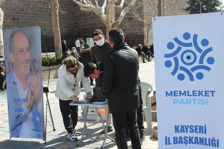 Memleket Partisi açtığı stantla Kayseri halkıyla buluştu