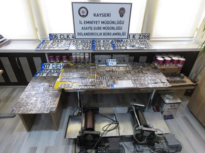 Sahte plaka üreten depoya baskın