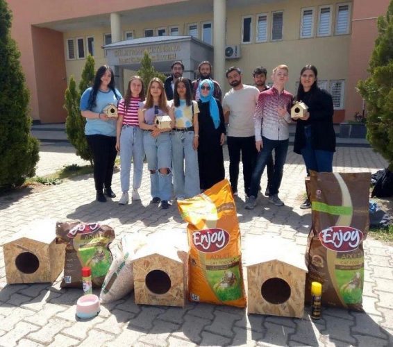 ERÜ öğrencileri fakültedeki kediler için barınma alanı yaptılar