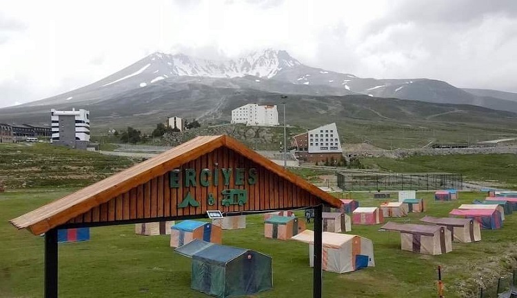 Sıcaktan bunalanlar için Erciyes’te kamp imkanı