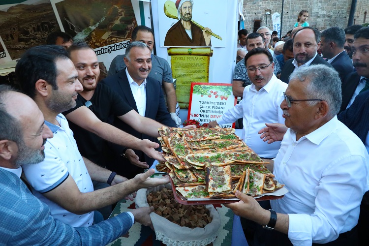 AVRUPADAKİ TÜRKLER KAYSERİ BULUŞMASINDA DEVELİ STANDINA YOĞUN İLGİ