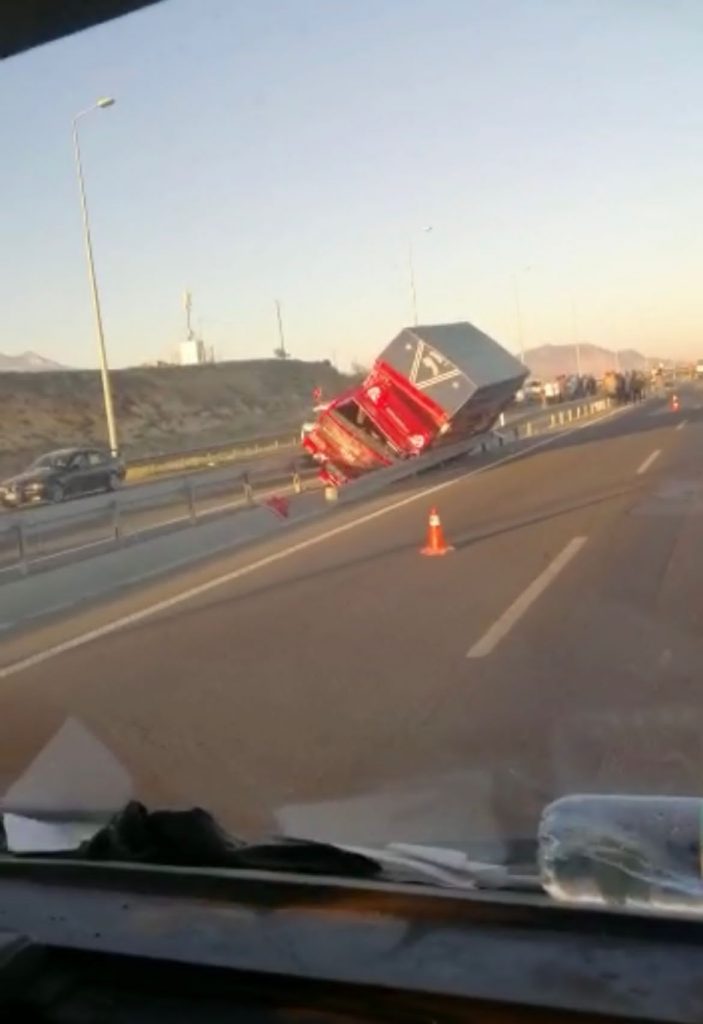 Pazarcı kardeşler kaza yaptı: 1 ölü 1 ağır yaralı