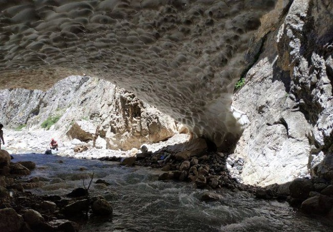 Kanyondaki kar kütleleri altında kalan 3 kişi kurtarıldı