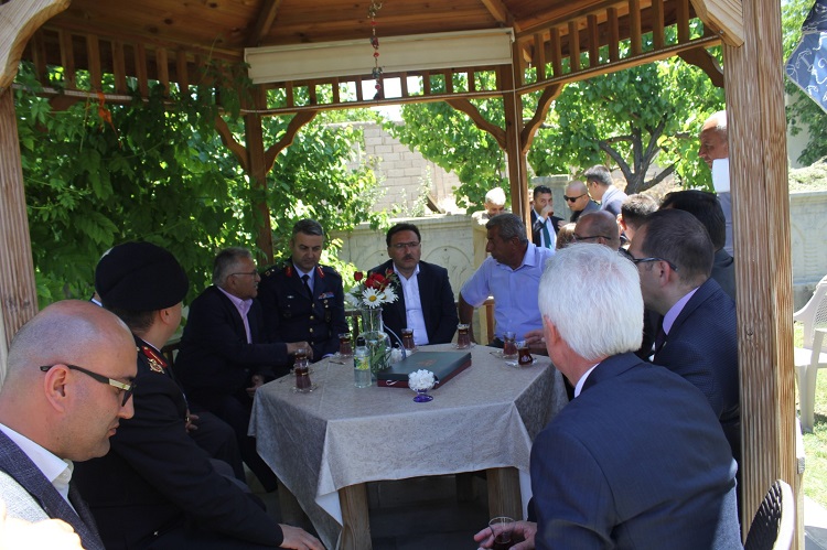 Vali Çiçek ve Başkan Büyükkılıç’tan, Şehit Cennet Yiğit’in ailesini ziyaret