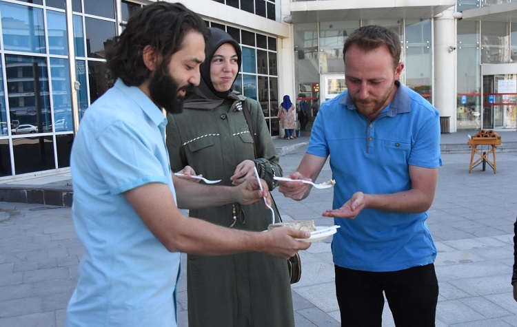 “Tüketici hakkı öldü” diyen Tüketiciler Birliği Genel Başkanı helva dağıttı