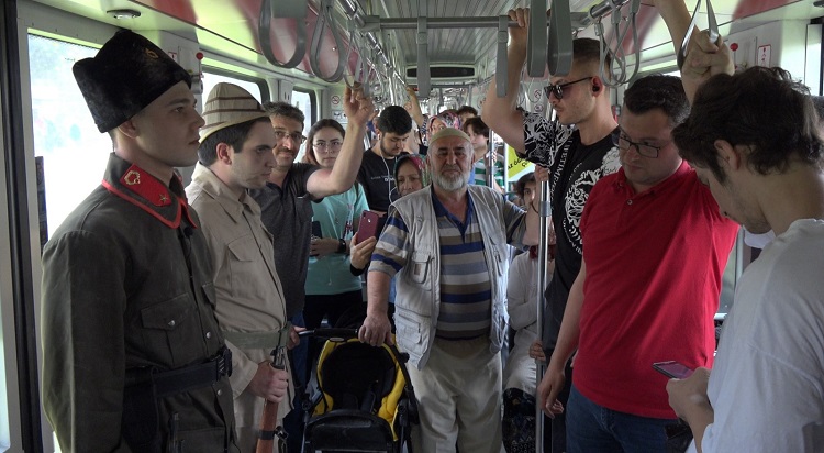 KAYMEK’ten tramvayda Zafer Bayramı’na özel farkındalık etkinliği
