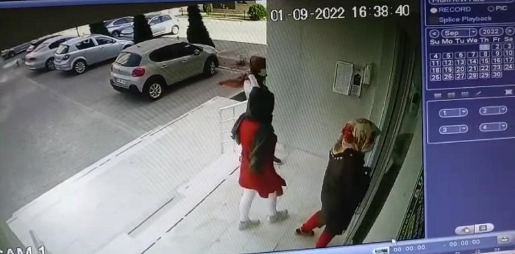 Hırsızlık şüphelisi kadınları  apartman sakinleri  yakaladı
