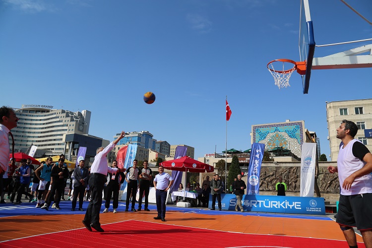 BASKETBOL OYNADILAR