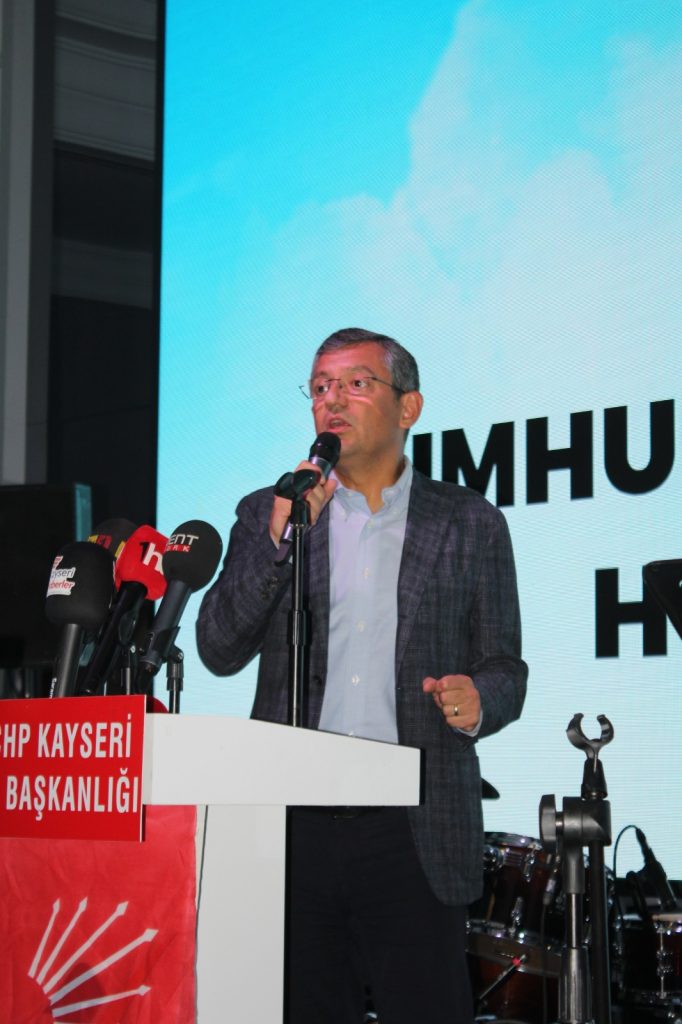 CHP’li Özgür Özel: “Kayseri iktidara kepçeyle vermiş, iktidar Kayseri’ye çay kaşığını fazla görmüş”