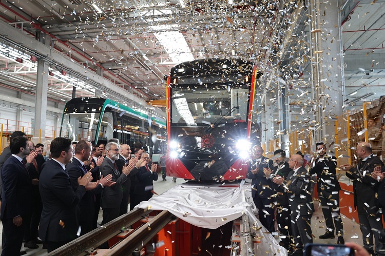 Yeni tramvay hattı için ilk tramvay aracı teslim töreni gerçekleşti