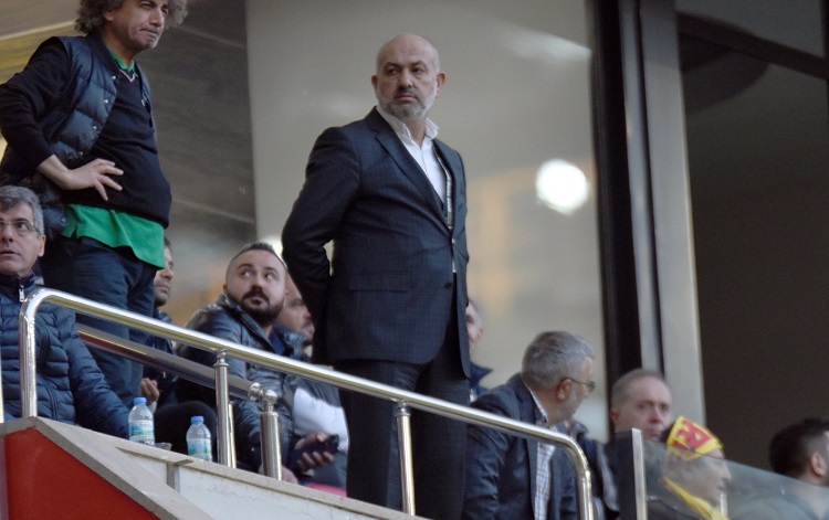 Asbaşkan Ali Çamlı sahaya yabancı madde atılmasına isyan etti