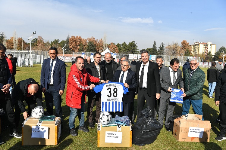 Amatör futbol kulüplerine malzeme yardımı