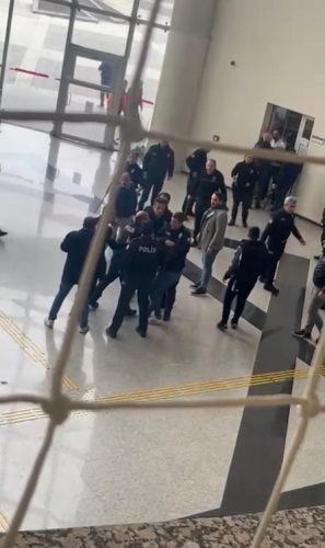 Adliyeye çıkarılan şüpheliye hasımları saldırdı
