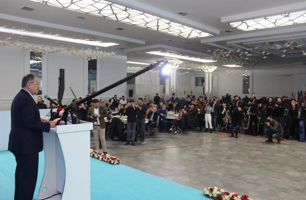 Özhaseki: “Belediyeler borçlu demek, politik gevezeliktir