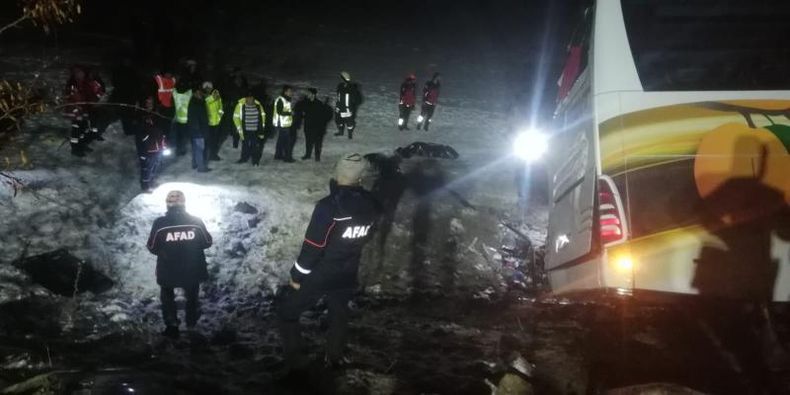 Yolcu otobüsü devrildi: 4 ölü 24 yaralı