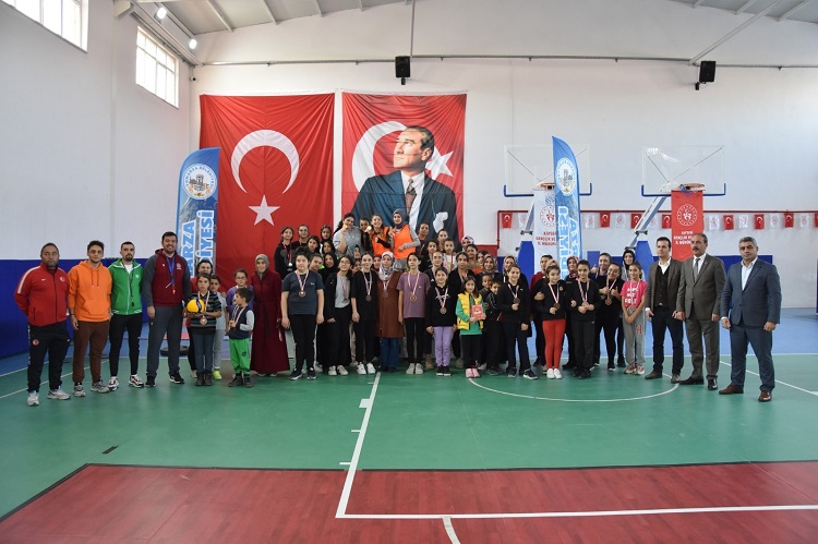 Tomarza’da anneler kızlar voleybol turnuvası yapıldı