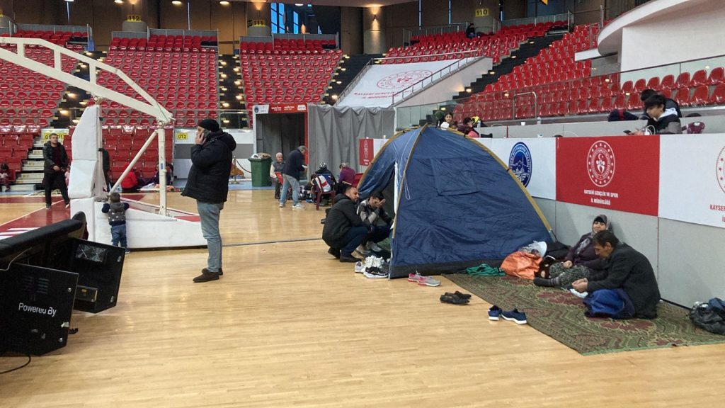 Kadir Has Kongre Merkezi Spor Salonu evine giremeyen vatandaşlar için kapılarını açtı