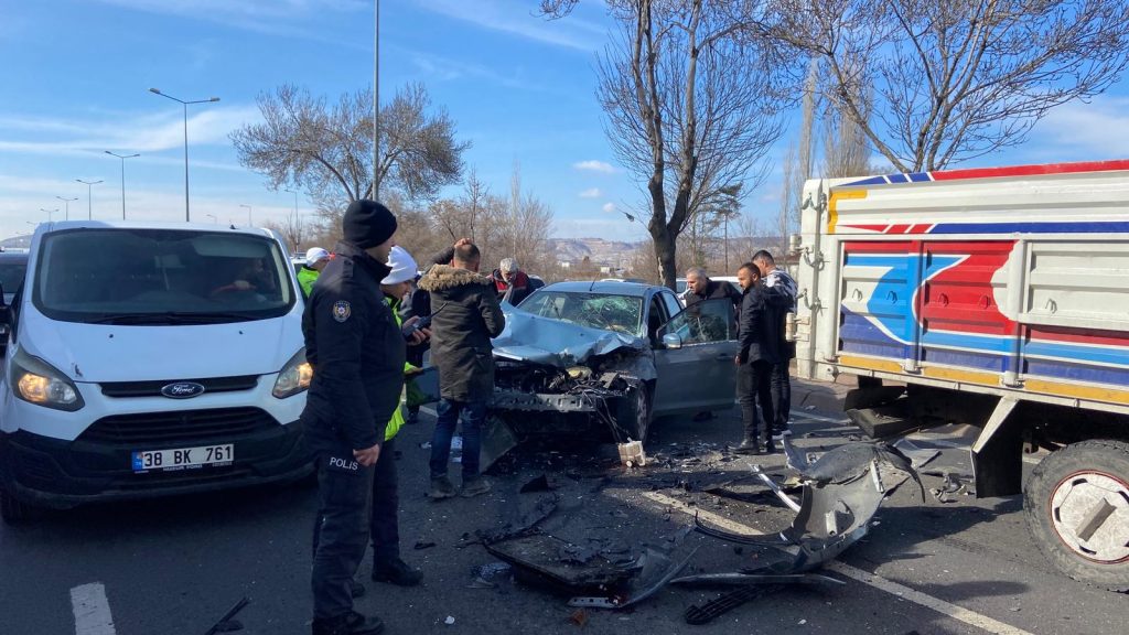Makas atan sürücü zincirleme kaza yaptı