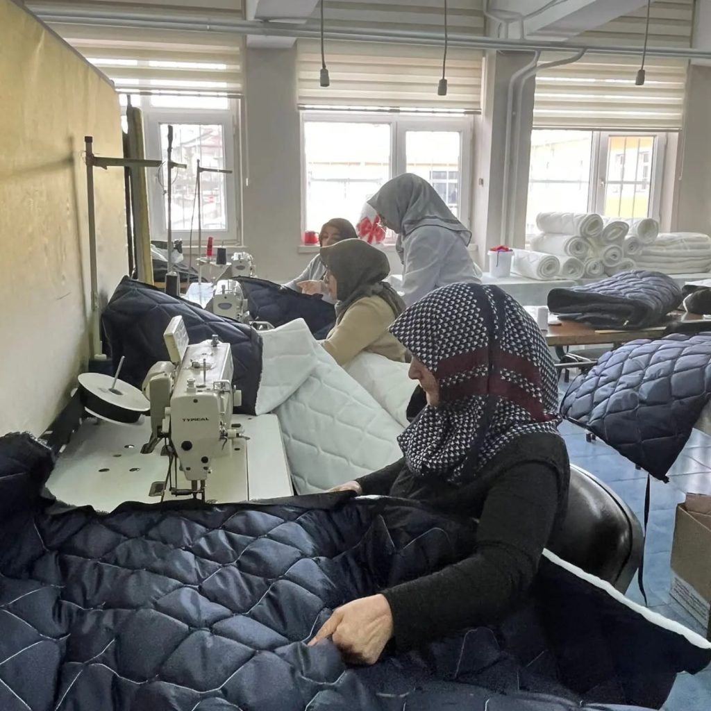 Hacılar’da kadınlar deprem bölgesi için uyku tulumu dikiyor