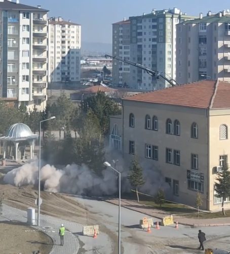 Depremde hasar gören cami minaresi yıkıldı